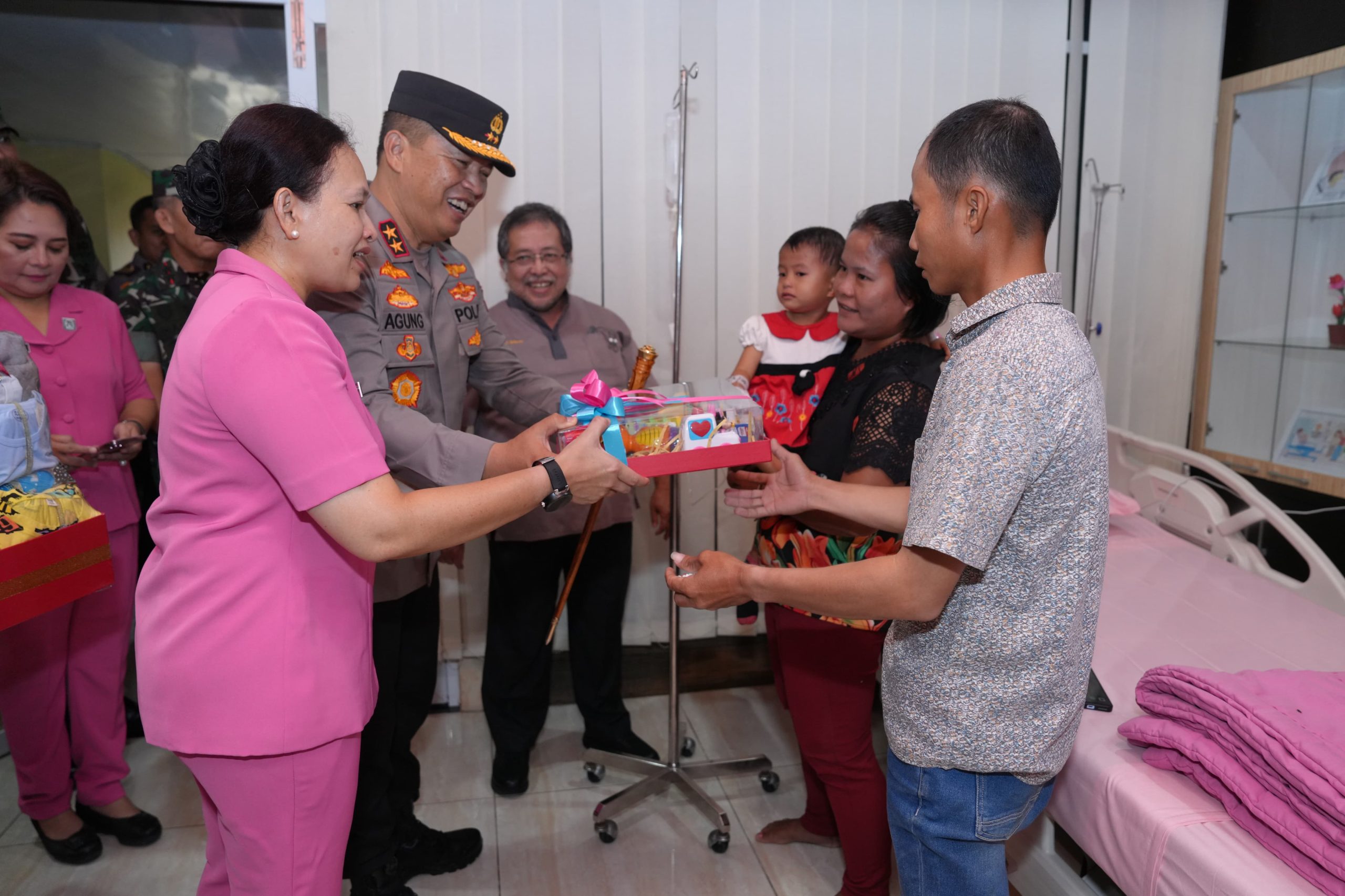 Penuh Kasih, Kapolda Sumut Memberikan Pengobatan Balita Asal Nias Yang Sakit Kelainan Kandung Kemih