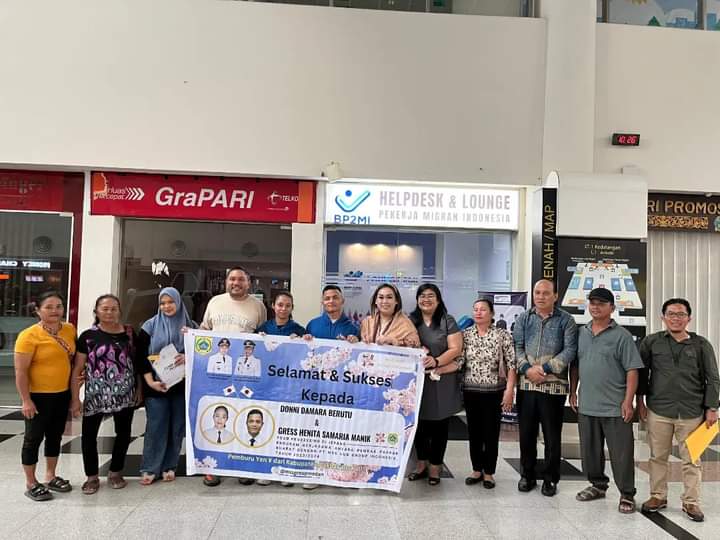 Bupati Pakpqk Bharat Bersama Istri Melepas Keberangkatan Pekerja Migran Indonesia Asal Pakpak Bharat