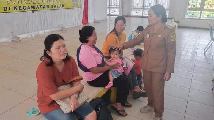 Camat Salak Herlita HI Banurea SE MAP Meninjau Pelaksanaan Posyandu Serentak si Desa Salak II