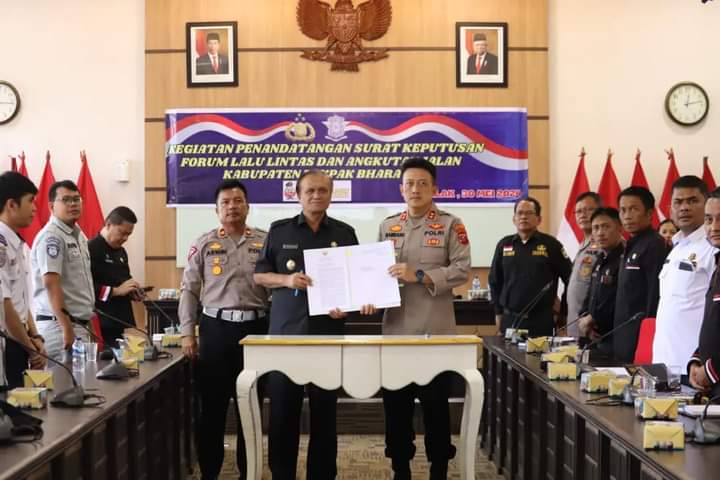 Wakil Bupati dan Kapolres Pakpak Bharat Tanda Tangani Surat FLLAJ Sihadapan Kapolda Sumatra Utara