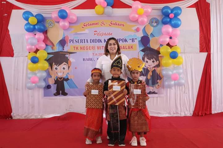 Bunda PAUD Pakpak Bharat Hadiri Pelepasan Siswa/i Kelas B TK Mitokona Salak