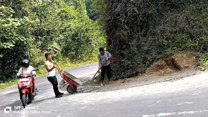 Pj Kades Kuta Dame Melaksanakan Gotong Royong di Area Tikungan Dusun Tanjung Rahu