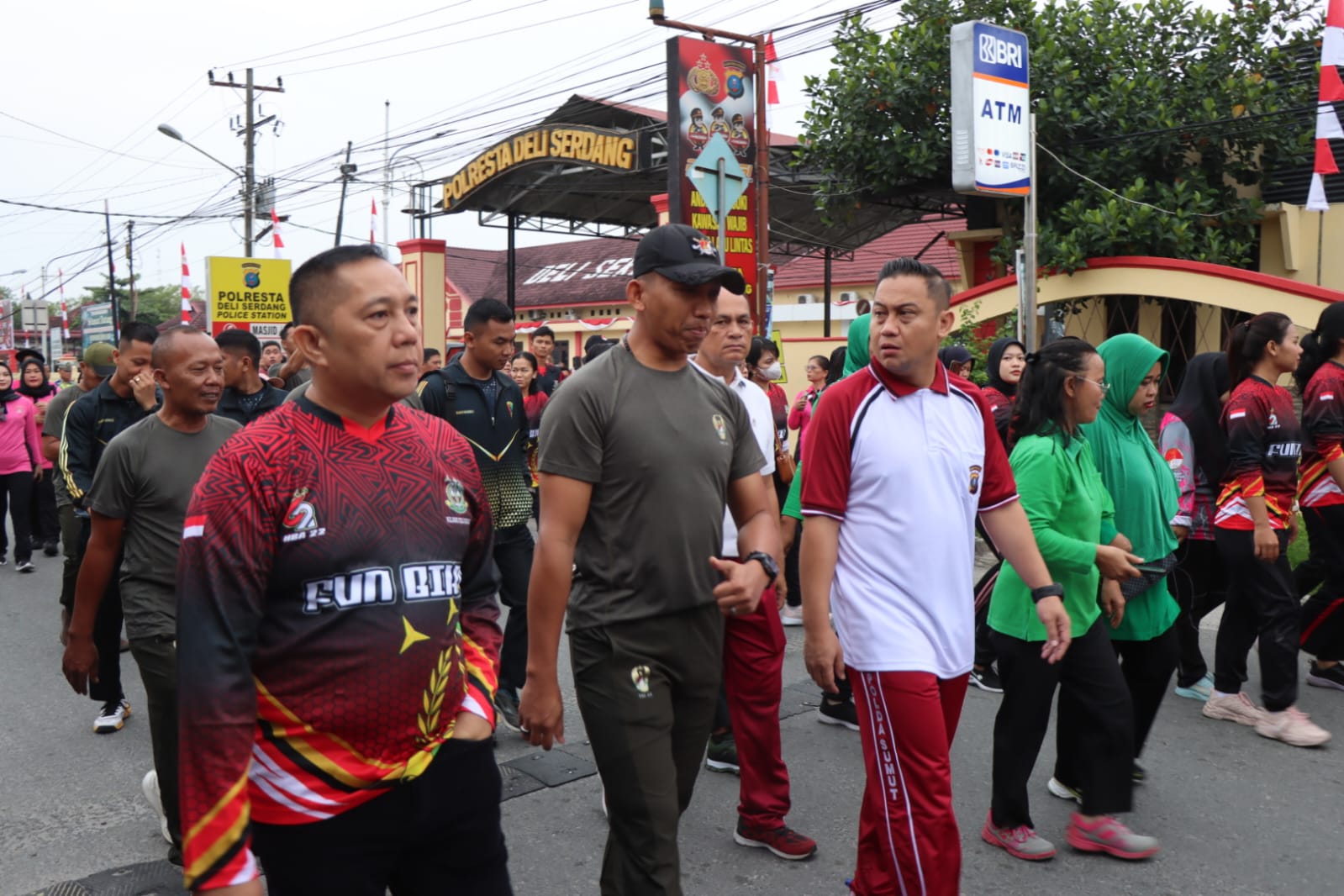 Dalam Rangka Menyambut HUT Bhayangkara Ke-78, Polresta Deli Serdang Selenggarakan Olahraga Bersama