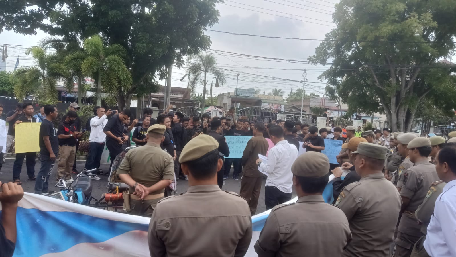ALIANSI PEMUDA BANGUN DAERAH (APBD) KABUPATEN SERDANG BEDAGAI MELAKUKAN AKSI DEMO DI KANTOR BUPATI SERGAI MENYAMPAIKAN DUA TUNTUTAN