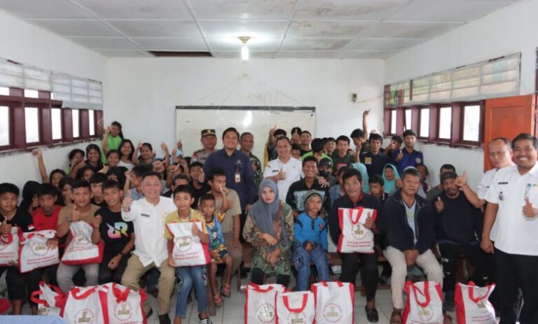 Pj Bupati Dairi Serahkan Bantuan untuk Pemerlu Pelayanan Kesejahteraan Sosial  