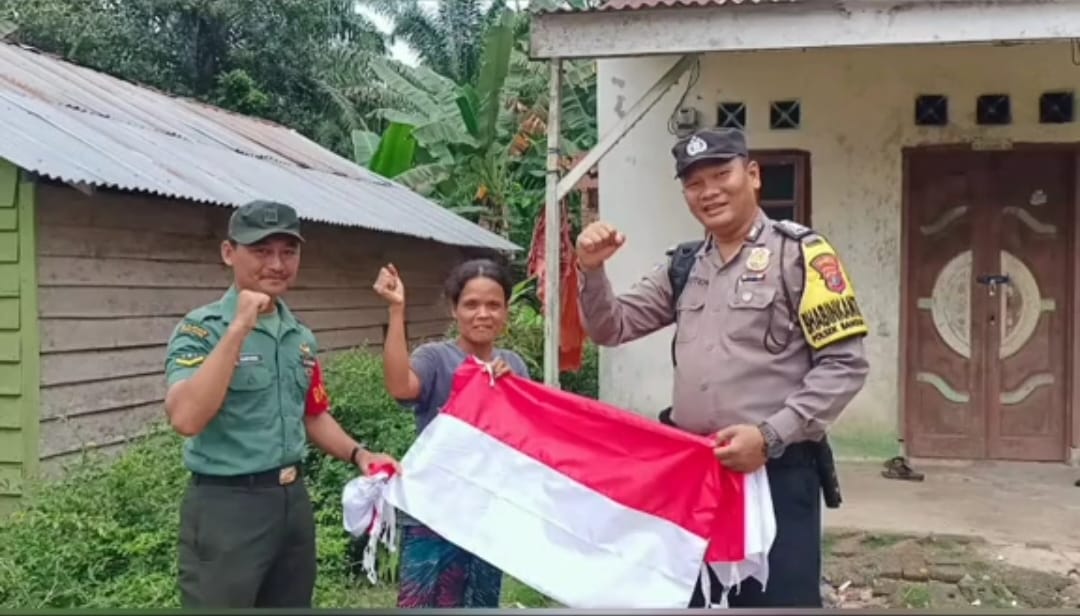 Semarakkan HUT RI Ke 79, Bhabinkamtibmas Jajaran Polresta Deli Serdang Bagikan Bendera Merah Putih Kepada Warga Desa Binaannya