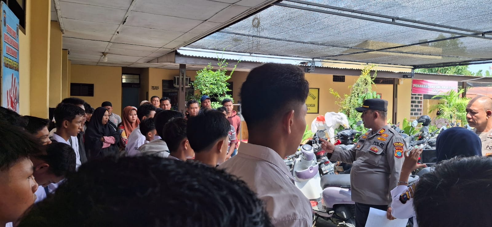 Kapolsek Perbaungan Polres Sergai Beri Bimbingan Kepada Pelajar Yang Terlibat Aksi Tawuran