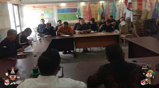 Ketua KPU Kabupaten Pakpak Bharat Basra Munthe Pimpin Rapat Bahas Persyaratan Pencalonan PILKADA Dari Gabungan Partai Politik