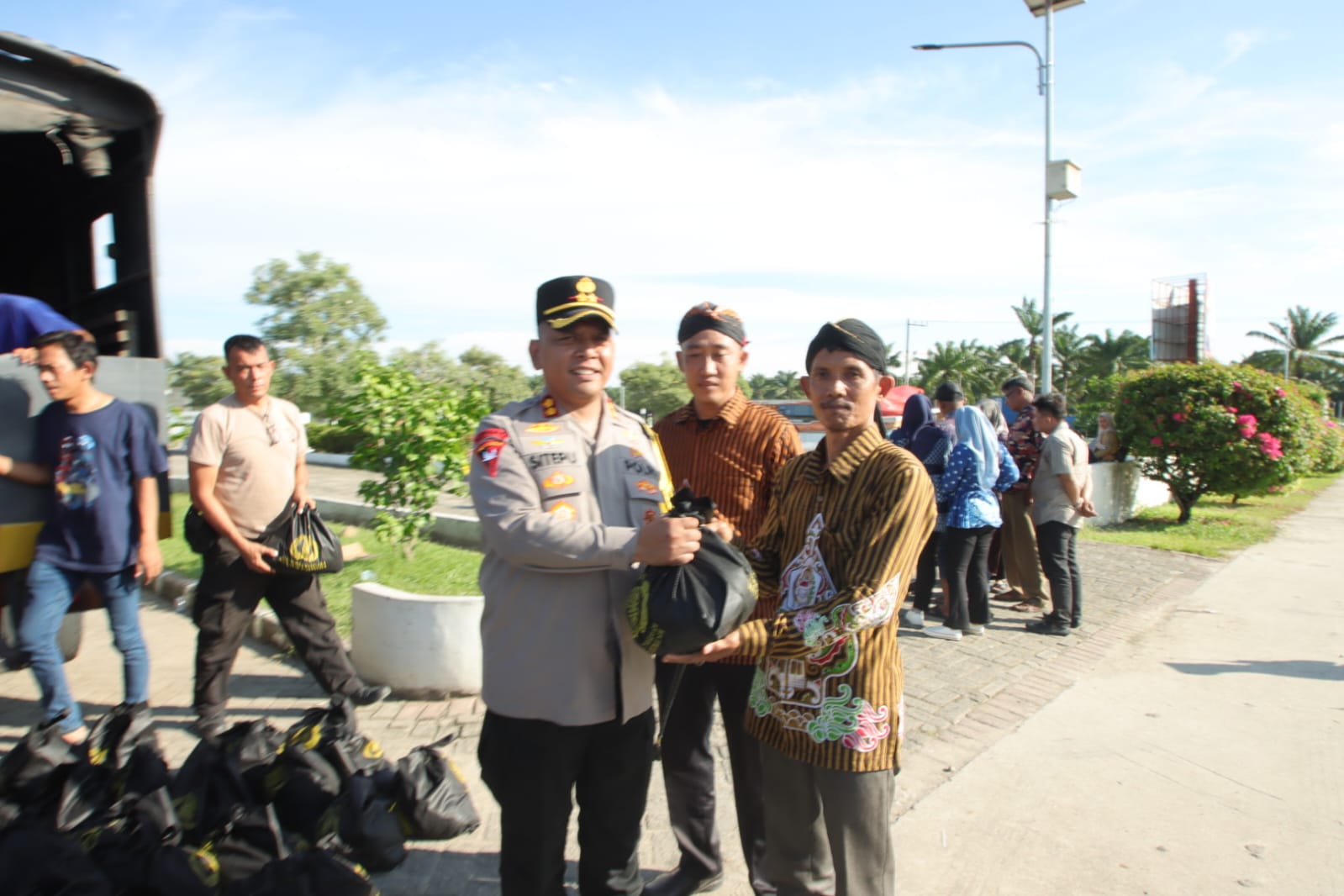 Kapolres Sergai Bagikan 1.000 Paket Sembako Untuk Masyarakat