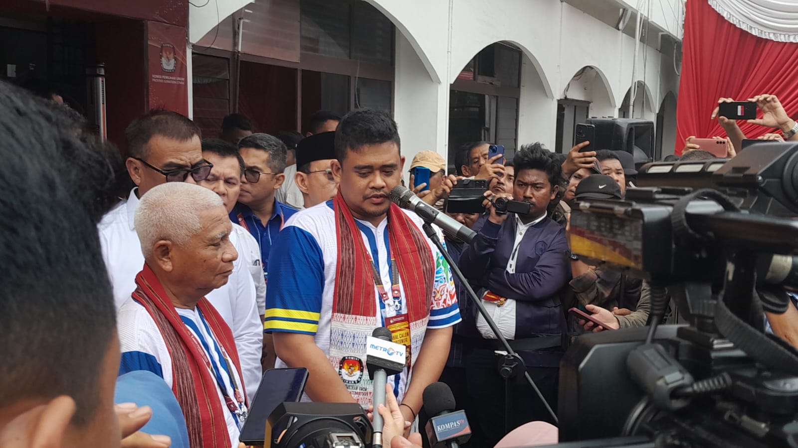 Bobby-Surya Serahkan Berkas Paslon Pilkada Sumut di KPU Sumut