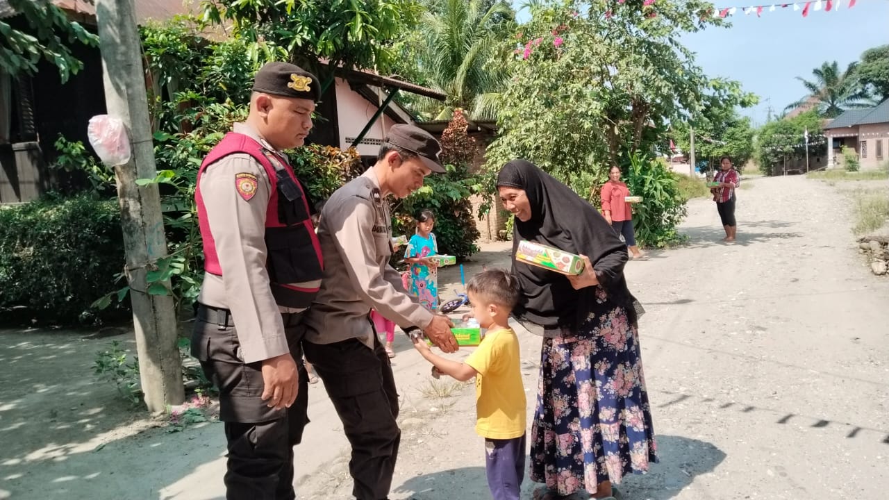 Jumat Berkah, Personil Polres Langkat Bagi Nasi Kotak