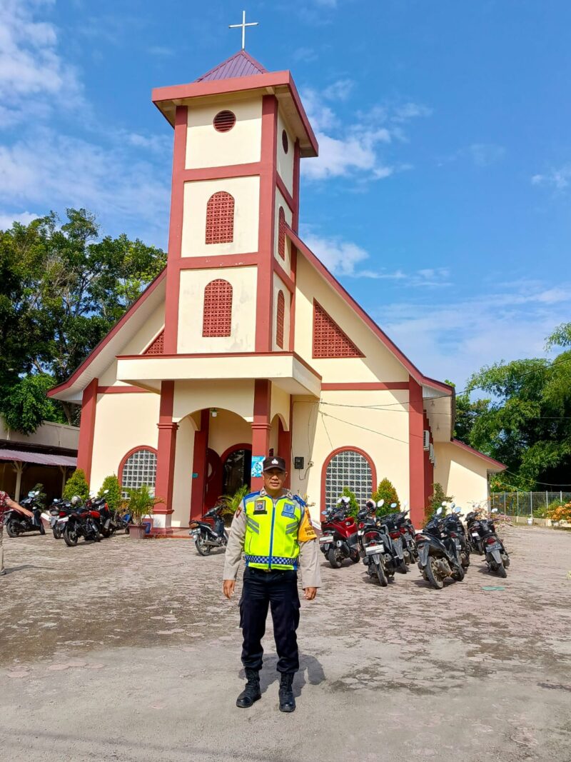 Personil Babinkamtibmas Polres Tebing-Tinggi Laksanakan Pengamanan Jemaat Beribadah di Gereja.