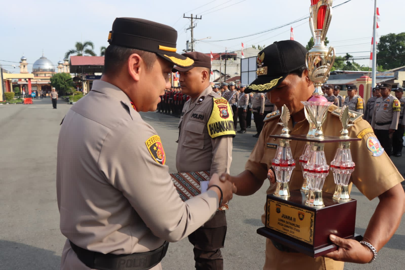 Kapolresta Deli Serdang Pimpin Upacara Kenaikan Pangkat Pengabdian Serta Berikan Reward Juara 2 Lomba Satkamling