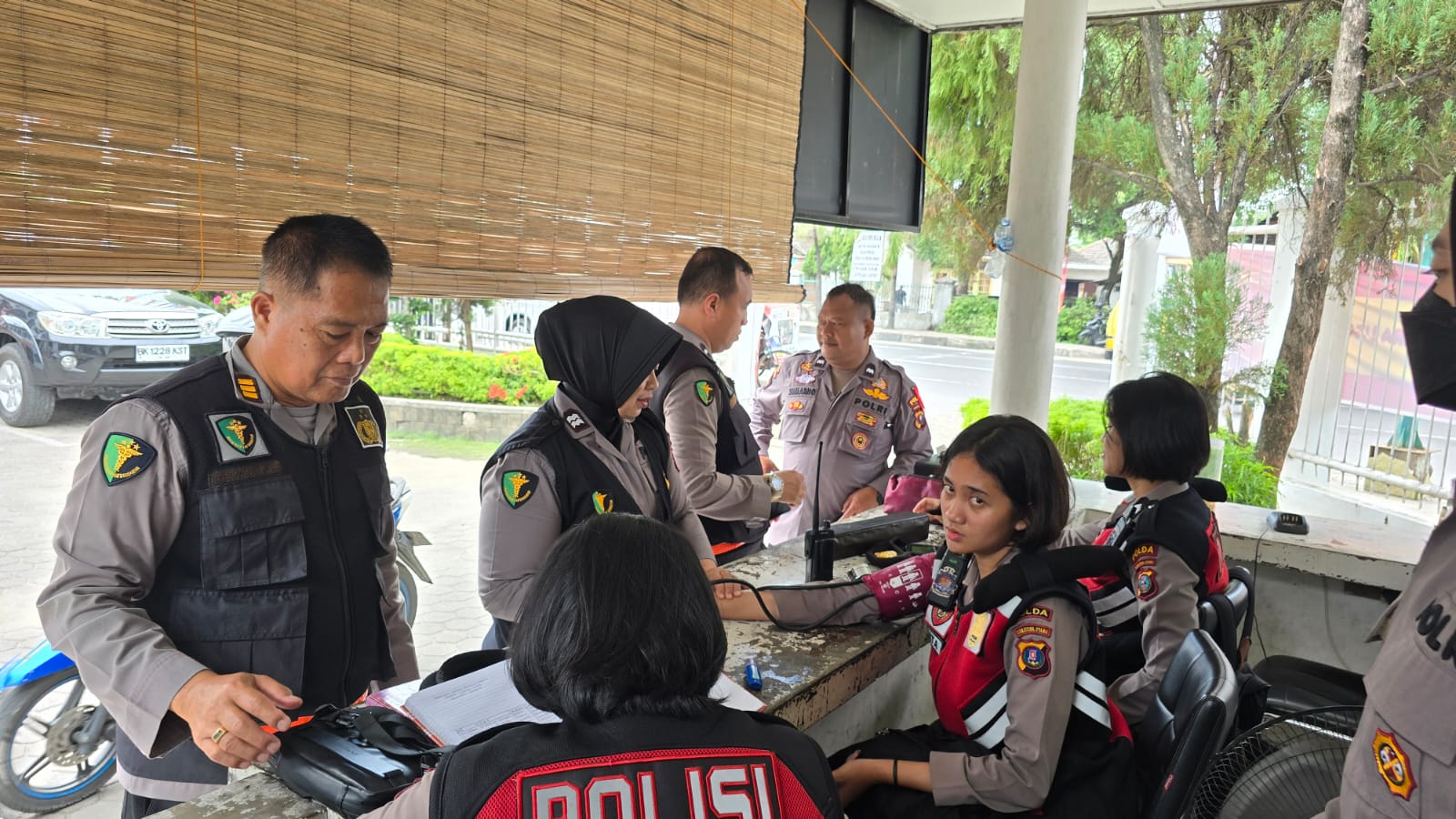 Pastikan Kesehatan Personil, Bid Dokkes Polda Sumut Laksanakan Pemeriksaan Kesehatan Rutin Untuk Personel Pengamanan di KPU dan Bawaslu