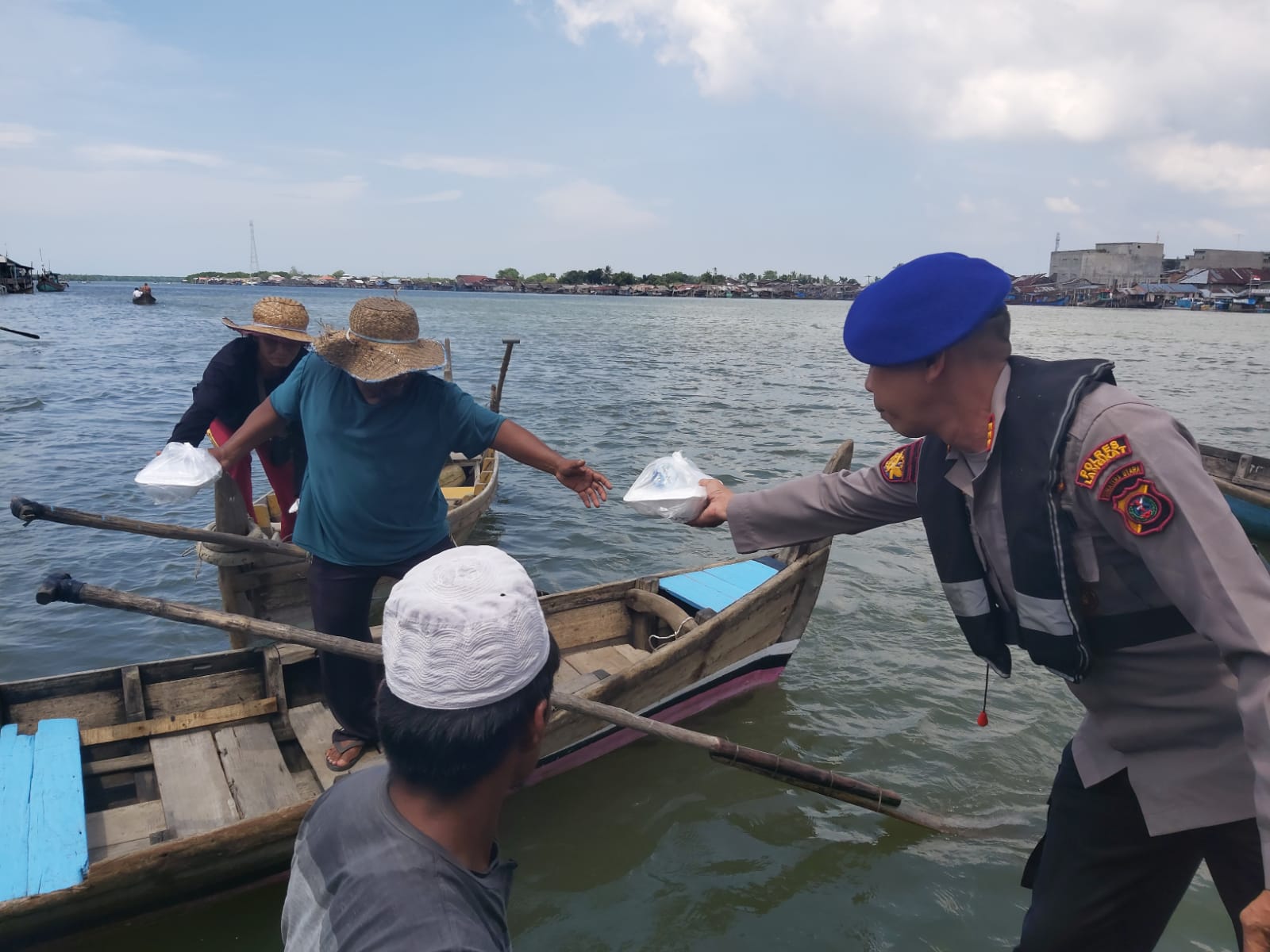 Giat Jumat Barokah, Sat Pol Airud Res Langkat Bagikan Nasi Kotak Kepada Masyarakat Pesisir