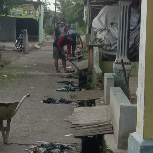 Perwiritan STM Istiqomah Gotong Royong Bersama di Lingkungan Gg. Bambu Sekitarnya 