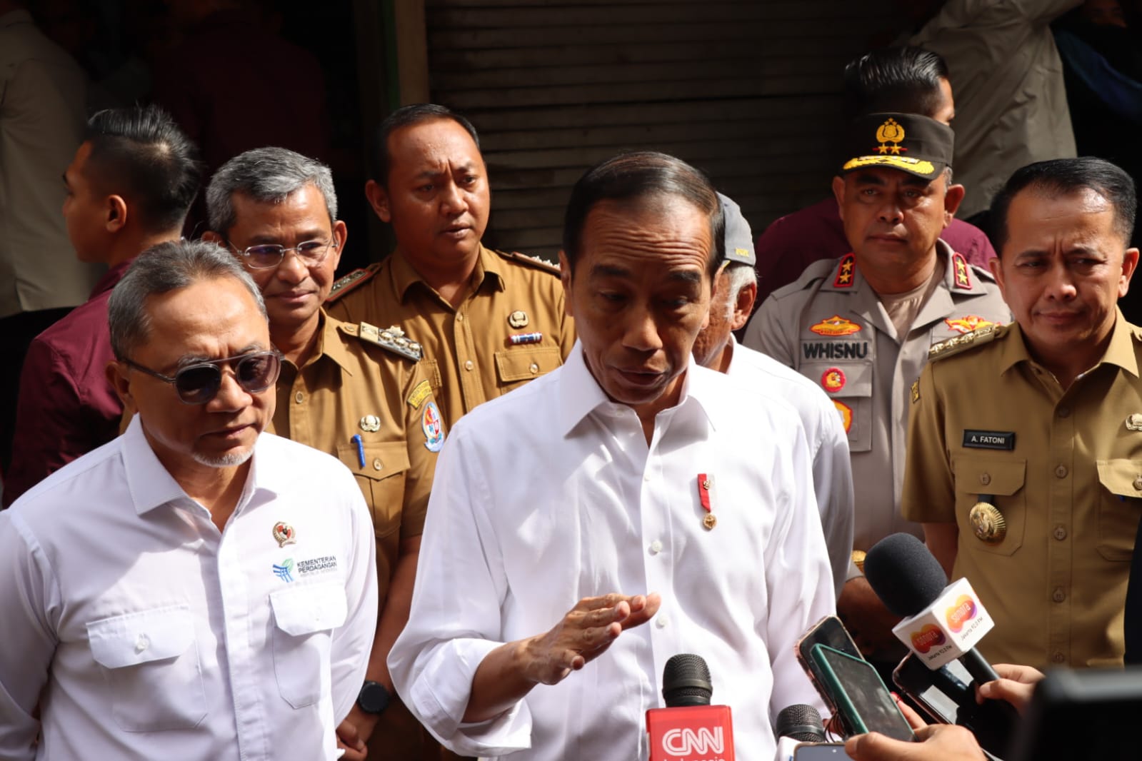 Kapolda Sumut Dampingi Presiden Jokowi Tinjau Harga Bahan Pokok di Pasar Deli Mas