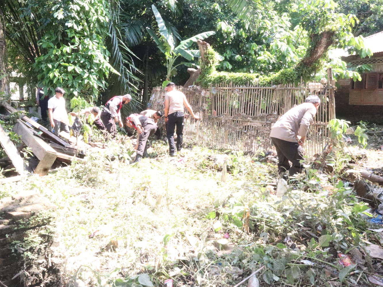 Personel Polres Binjai Dan Jajaran Gotong Royong Bersihkan Sampah Akibat Banjir
