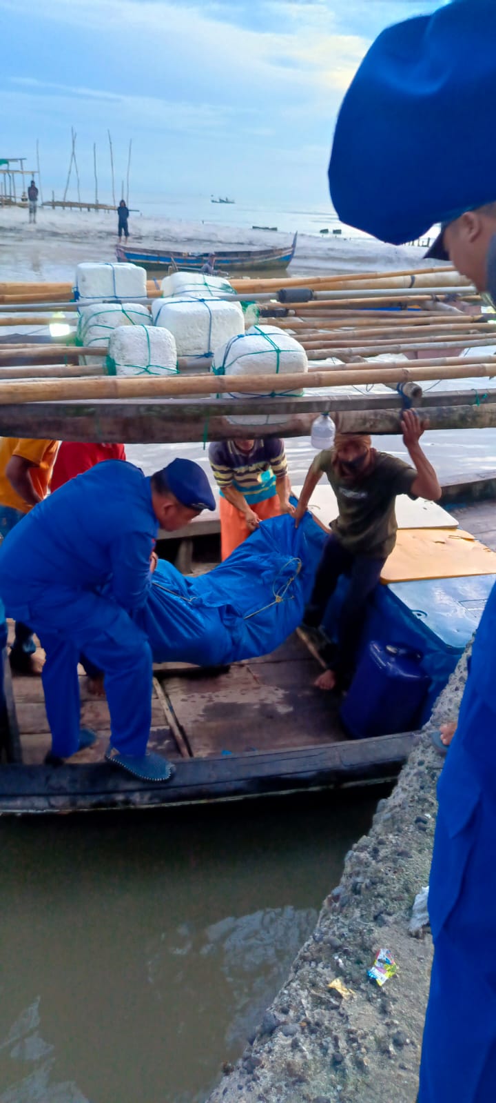 Sat Pol Airud Polres Sergai Evakuasi Jasad Nelayan Yang Tenggelam di Laut