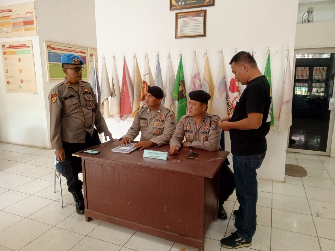Subsatgas Propam Polres Langkat OMP Toba 2024 Lakukan Pengawasan Personil di Kantor Penyelenggara Pilkada