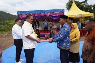 Wakil Bupati Pakpak Bharat Serahkan Tanah Hibah Pemkab Untuk Pembangunan Madrasah Ibtidayah Negeri Salak