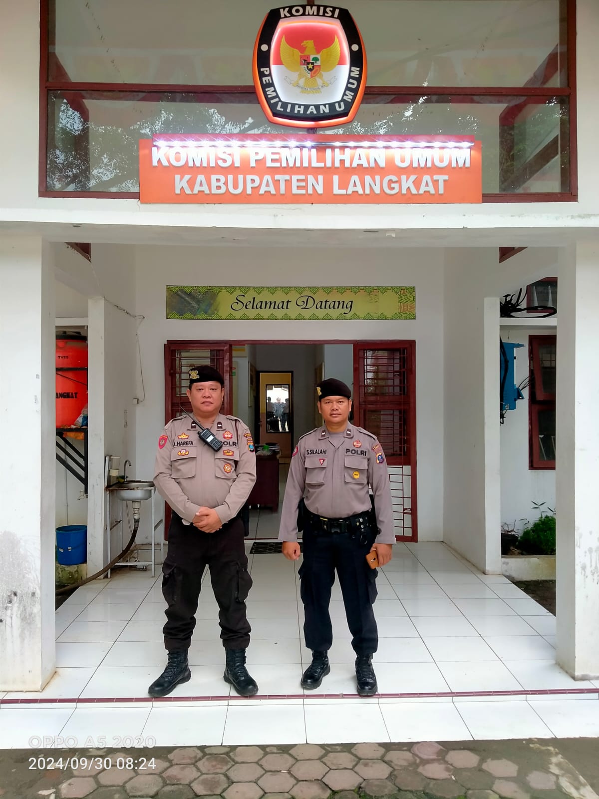 Personel Sat Samapta Polres Langkat Laksanakan Pengamanan di Kantor KPUD Kabupaten Langkat