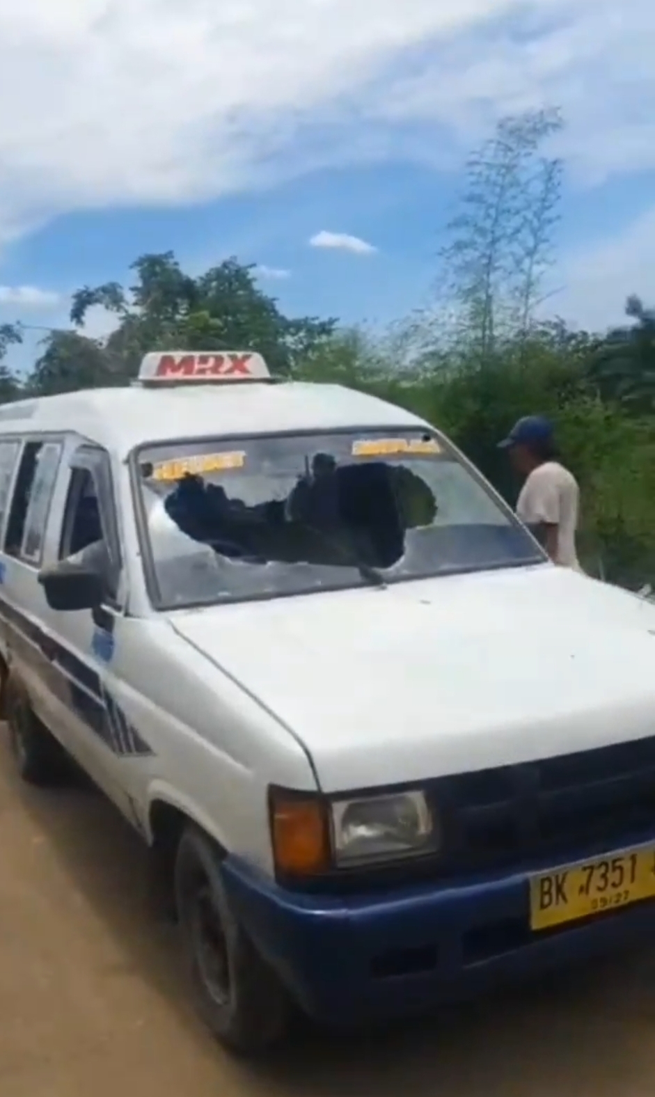 Tujuh Mobil Angkot MR X Dipecahkan Kacanya, 1 Orang Warga  Dikabarkan Kena Bacok Genk Motor di Selambo.