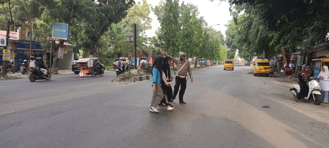 Personil Polres Langkat Laksanakan Strong Point, Cegah Laka Lantas