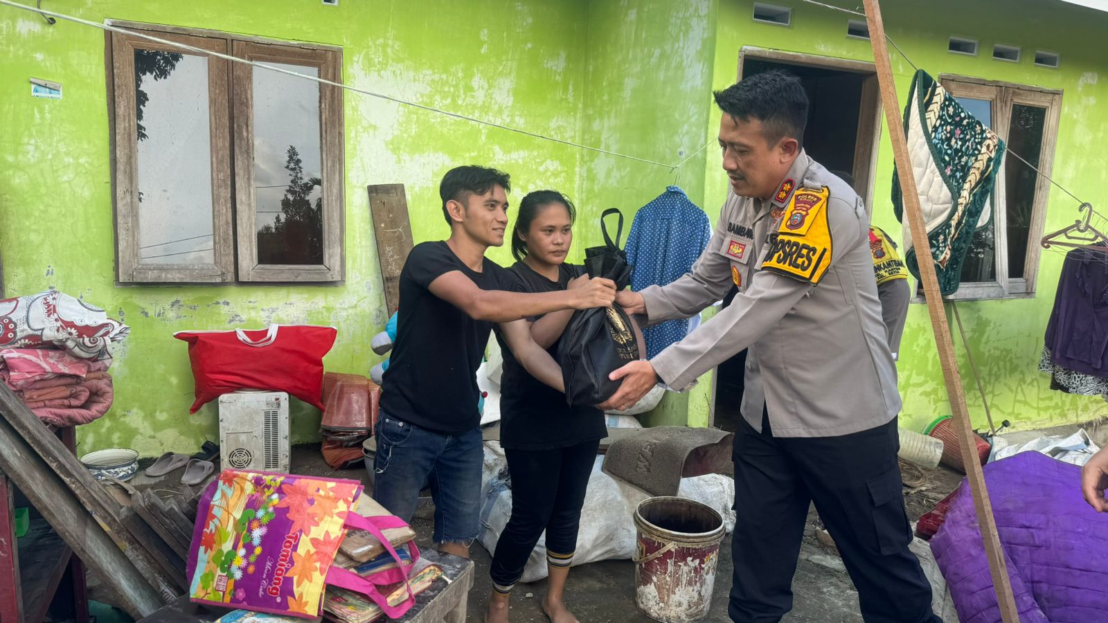 Curah Hujan Tinggi Binjai Dilanda Banjir Kapolres Binjai Ulurkan Bantuan