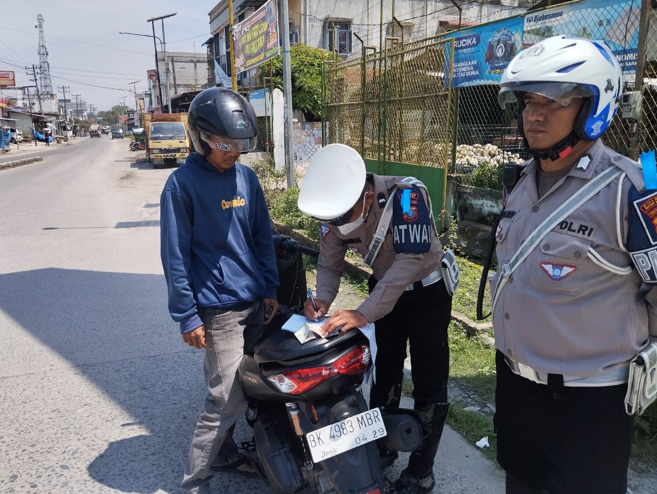Giat Hunting, Stasioner Dan Penempelan Stiker Dan Pembagian Brosur Rangka Pelaksanaan OPS Zebra Toba 2024