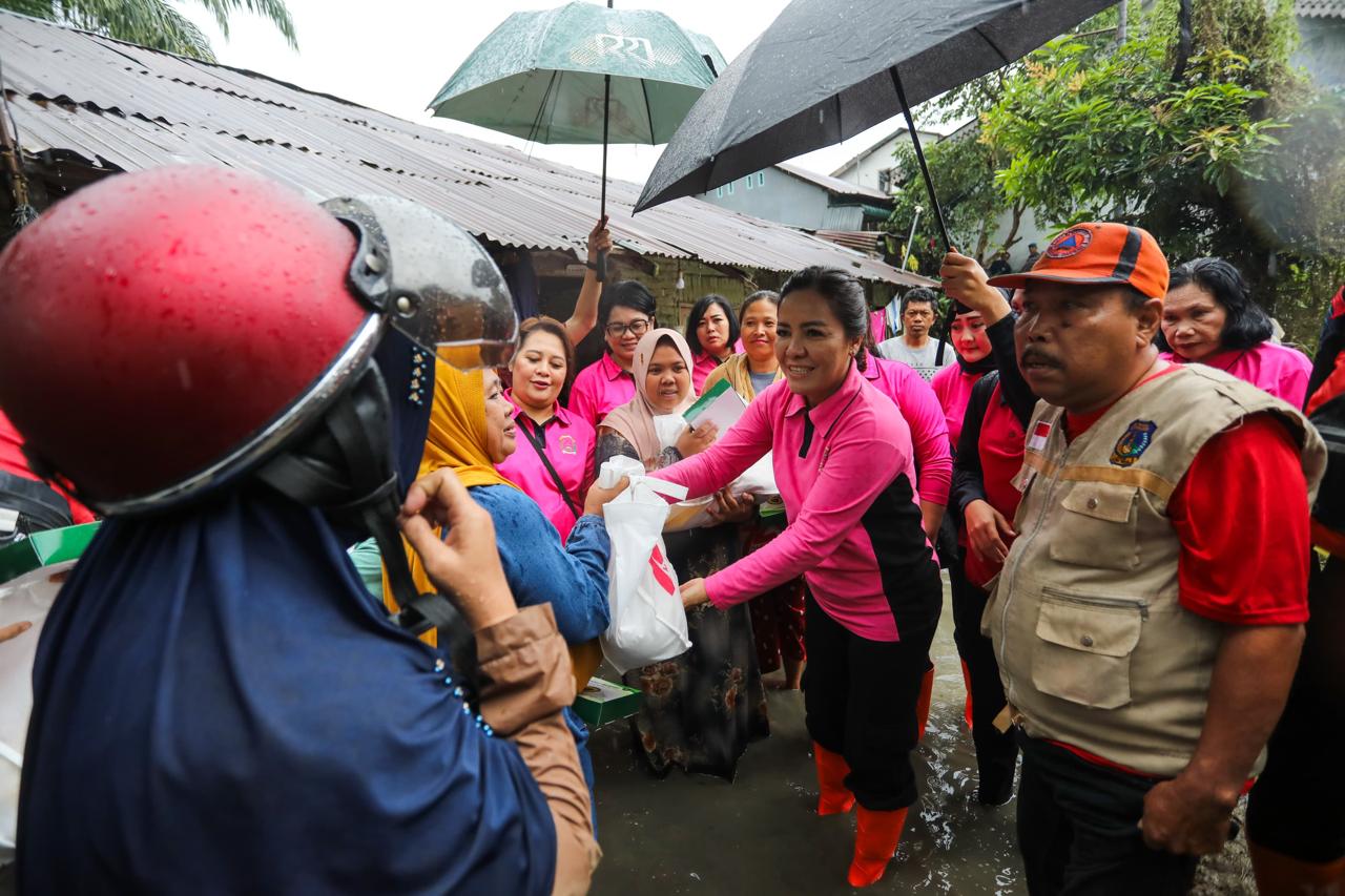 Bhayangkari Sumut Bantu Masyarakat Terdampak Banjir di Tebing Tinggi