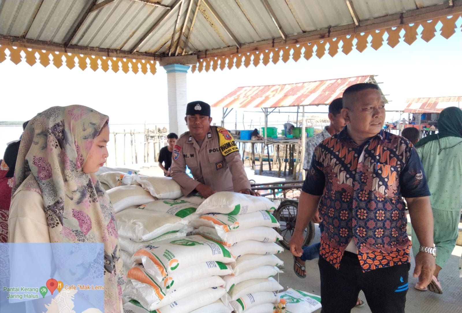 Bhabinkamtibmas Laksanakan Pengamanan Penyaluran Bantuan Cadangan Pangan Beras