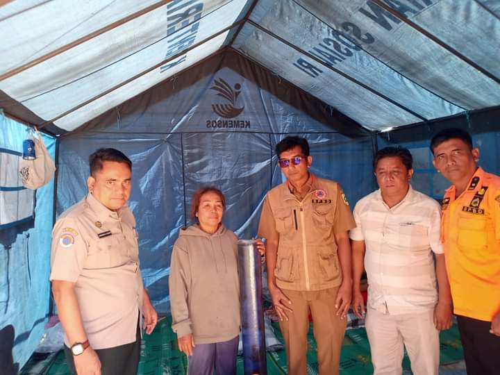 BPBD Pakpak Bharat Bersama Dengan TIM Menyerahkan Bantuan Logistik Kepada Korban Kebakaran