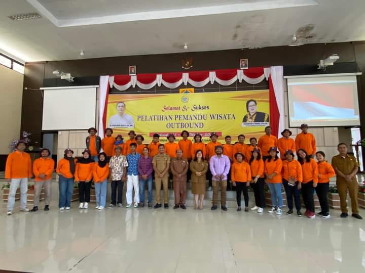 Manihar Tumanggor Membuka Pelatihan Pemandu Wisata Outbound