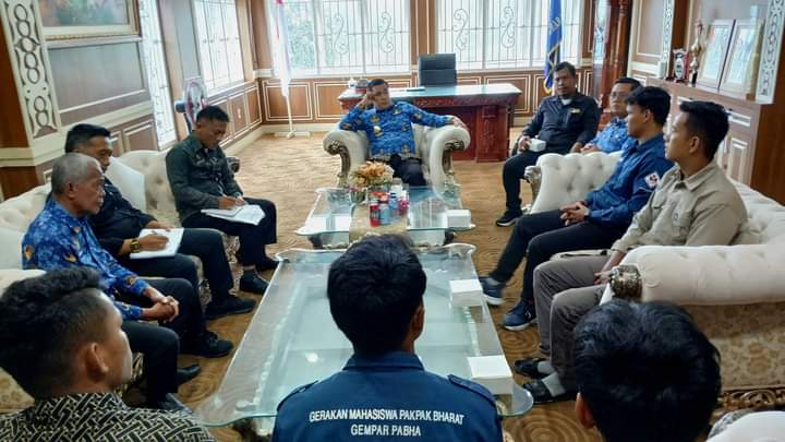 Pjs. Bupati Pakpak Bharat Terima Audensi Dari Mahasiswa GEMPAR PHABA di Ruang Kerjanya