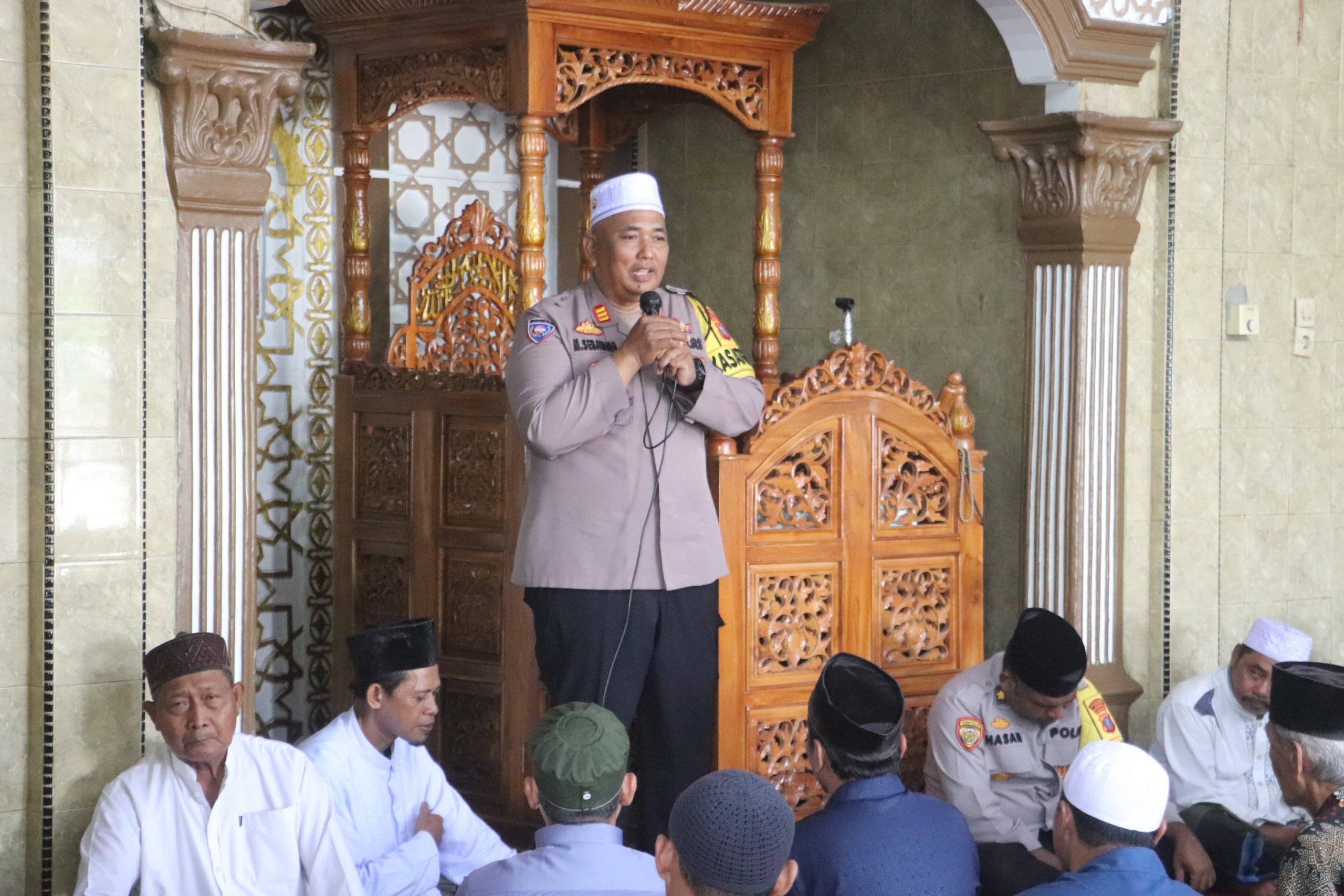 Polres Langkat Gelar Safari Jum’at & Jum’at Curhat, Kapolres AKBP David Triyo Prasojo Berikan Bantuan Tali Asih di Masjid JAMIK AL IKLAS