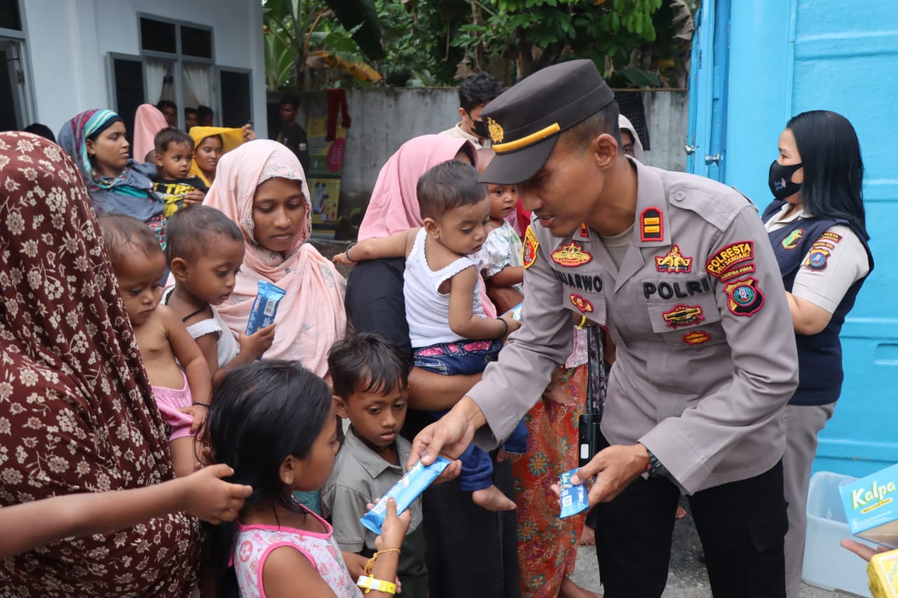 Gerakan Kemanusiaan Polresta Deli Serdang Berikan Layanan Kesehatan Kepada Etnis WNA Rohingya Di Kecamatan Pantai Labu