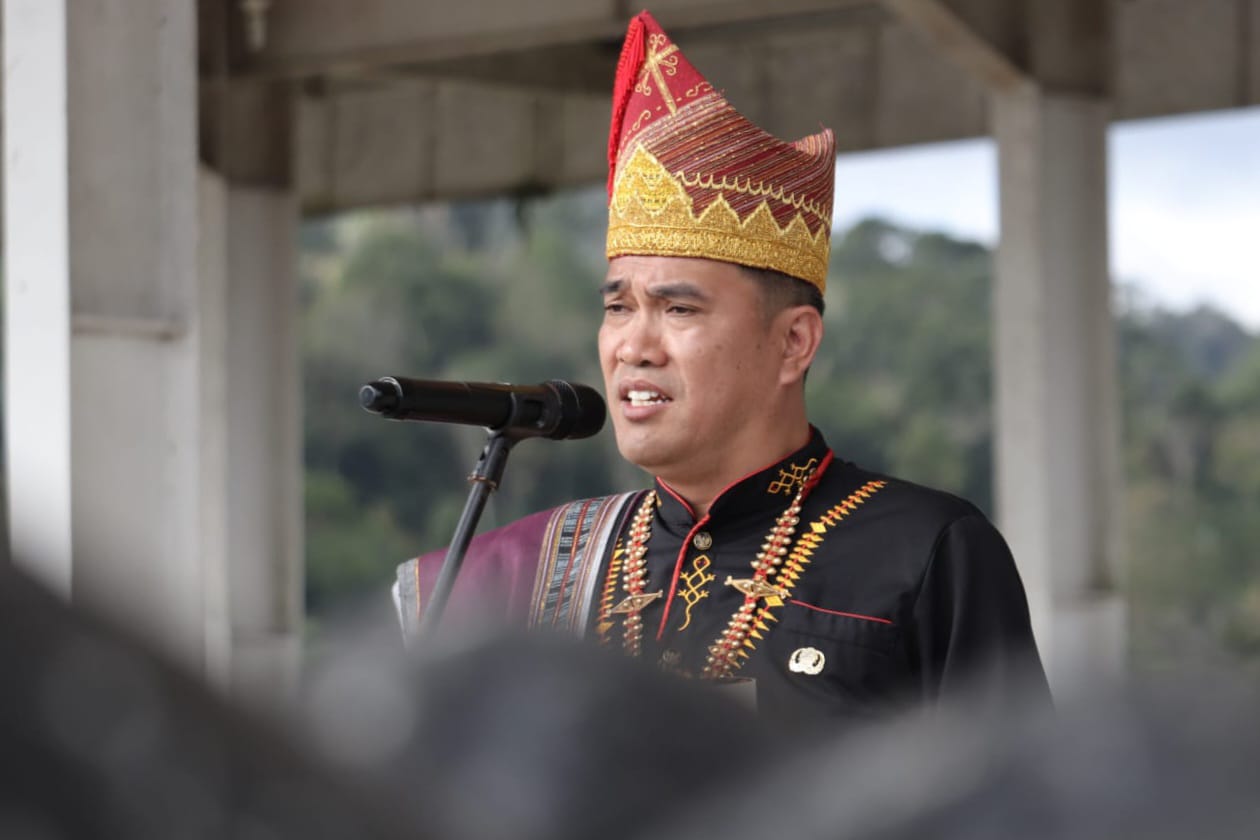 Pjs. Bupati Pakpak Bharat Pimpin Upacara Hari Sumpah Pemuda Tahun 2024 di Lapangan Kasean Banurea Napasengkut