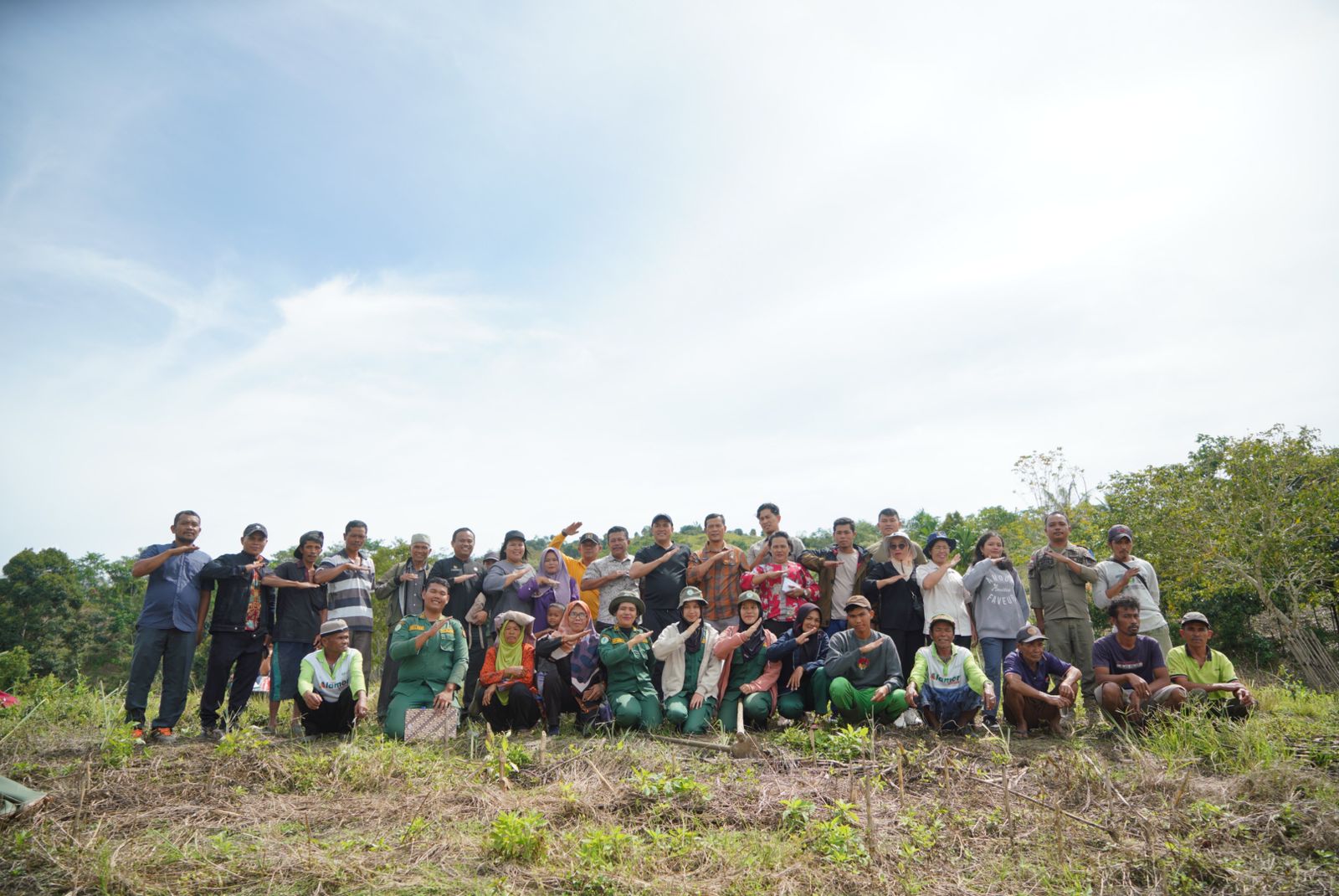 Pjs Bupati Pakpak Bharat Tinjau Pelaksanaan Gotong Royong Perbaikan Ruas Jalan Usaha Tani Sarmeme Desa Perpulungen Kerajaan