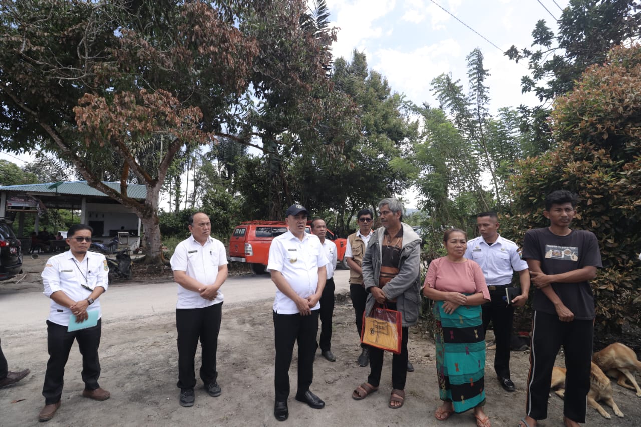 Pjs.Bupati Pakpak Bharat Kunjungi Keluarga Rinton Cibro Yang Terkena Musibah