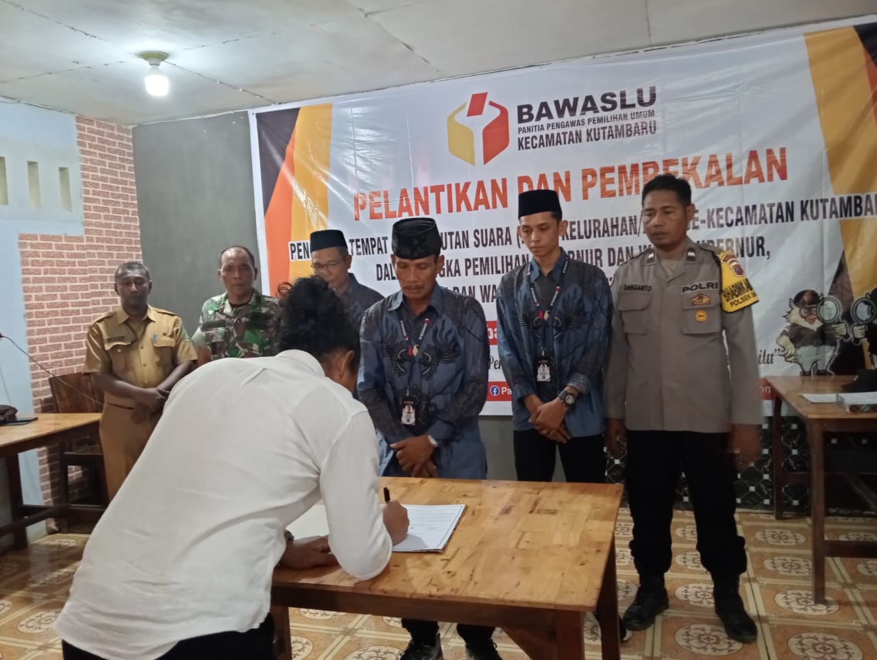 Bhabinkamtibmas Polsek Salapian Hadiri Pelantikan dan Pembekalan Pengawas TPS Se-Kecamatan Kutambaru Untuk Pemilu 2024