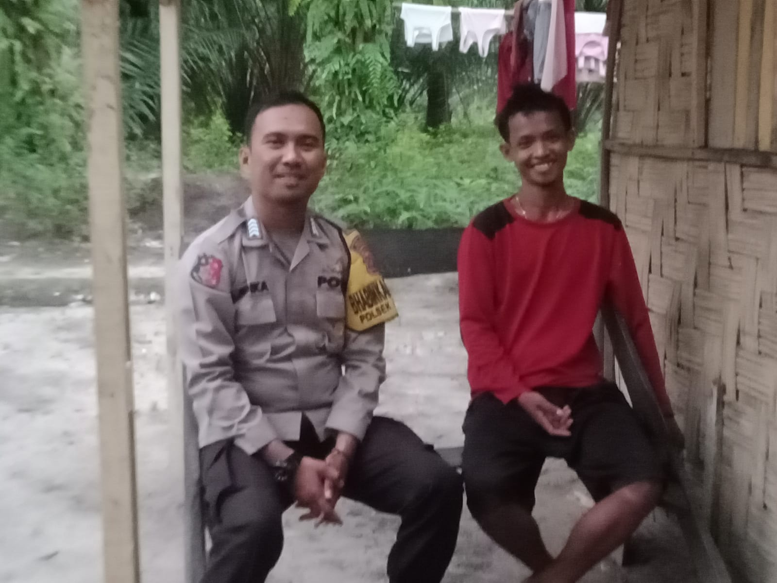 Wujudkan Pilkada 2024 Yang Damai, Bhabinkamtibmas Sambang Warga Binaannya, Berikan Himbauan Kamtibmas