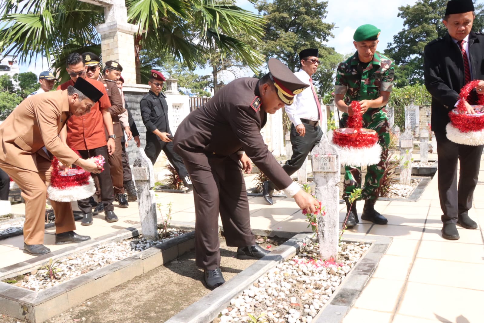 Peringatan Hari Pahlawan Kapolres Binjai Lakukan Ziarah Taman Makam Pahlawan