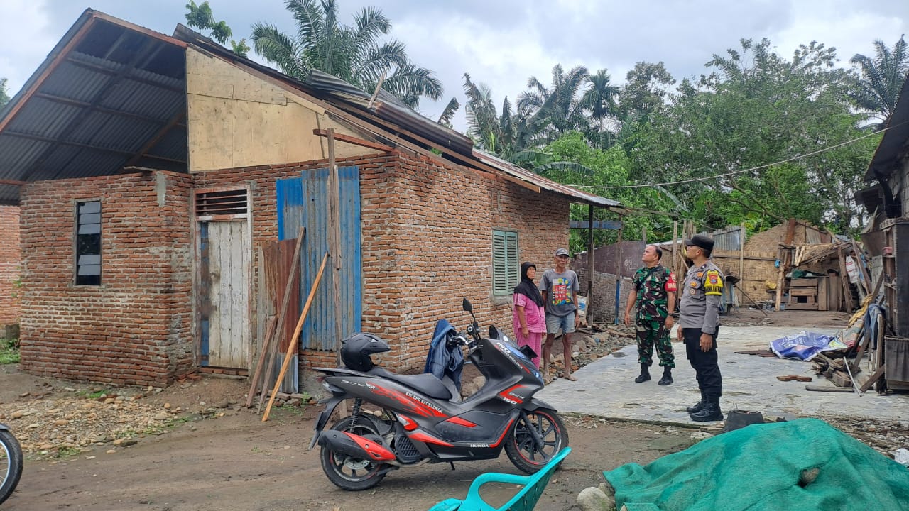 Bhabinkamtibmas Polsek Stabat dan Babinsa Tinjau Rumah Warga Yang Rusak Akibat Angin Kencang dan Hujan Deras
