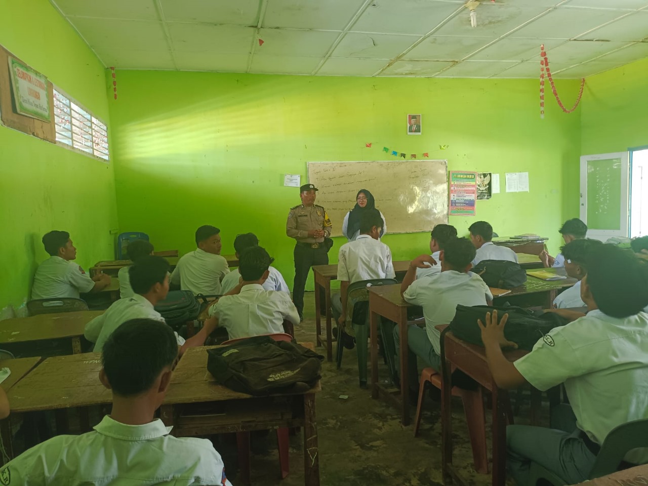 Bhabinkamtibmas Polsek Pangkalan Brandan Imbau Pelajar SMA Swasta Darma Patra Hindari Tindakan Negatif