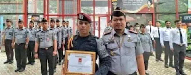 Kepala Rutan Labuhan Deli Beri Piagam Pegawai Teladan Triwulan IV Tahun 2024