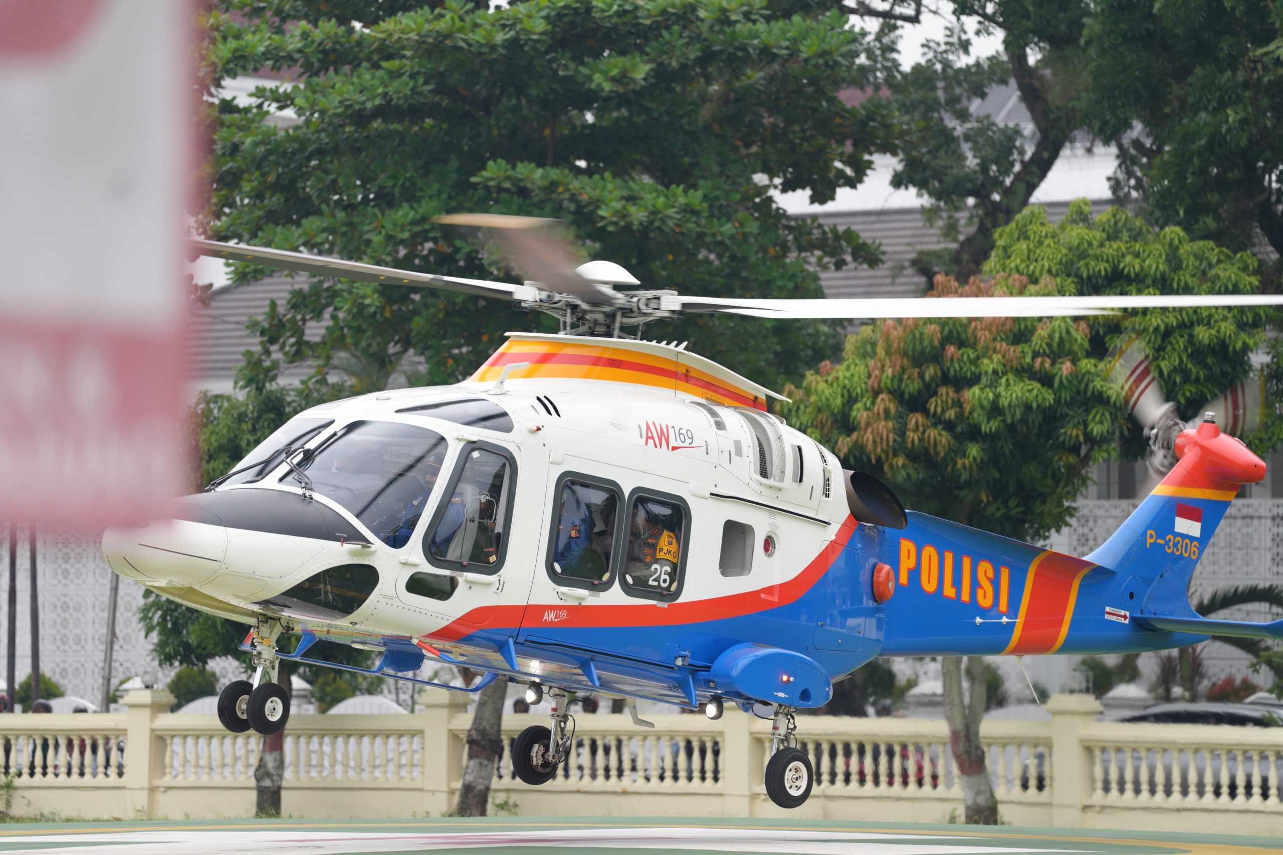 Helikopter AW169 Polri Terbang Diatas Para Racer Aquabike World Championship Danau Toba, Ajang Internasional Aman