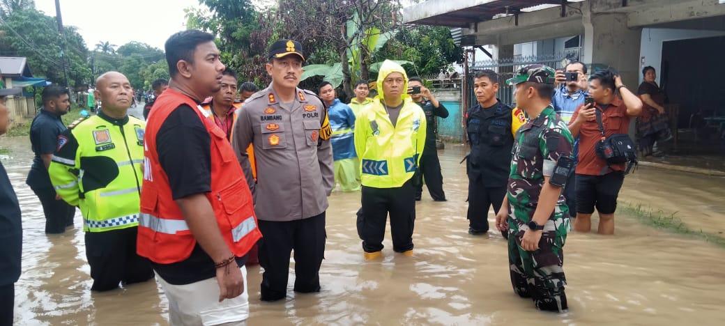 Kapolres Binjai Turun Langsung Evakuasi Masyarakat Yang Terjebak Banjir di Kota Binjai