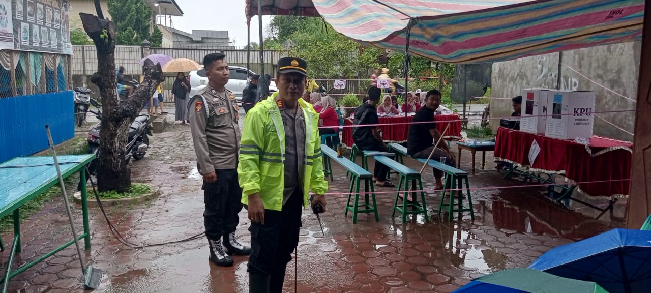 Kapolsek Hinai Pantau Langsung Keamanan TPS untuk Pastikan Tahap Pencoblosan Aman dan Lancar