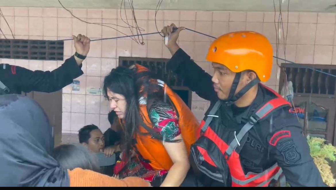 Banjir Landa Medan, SAR Brimob Polda Sumut Evakuasi Ibu Hamil dalam Kondisi Darurat